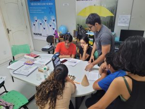 Foto de pessoas reunidas no NAPNE