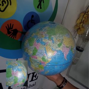 Foto do Globo terrestre no qual detém um relevo em Braille para que as pessoas com deficiência Visual detenham a oportunidade de ter uma perspectiva dos países e dos locais existentes no Globo