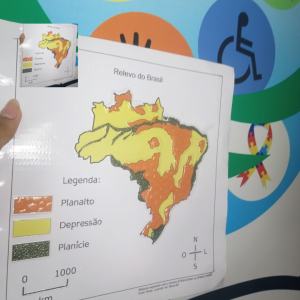 Mapa com relevo em Braille que mostra a concentração dos relevos existentes no Brasil sendo esses: Depressões, Planaltos e Planícies